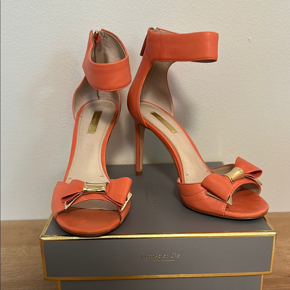 LIKE NEW Louise et Cie Orange Salmon Aspen Calf Heeled Sandals with Bow Lo-Kiki